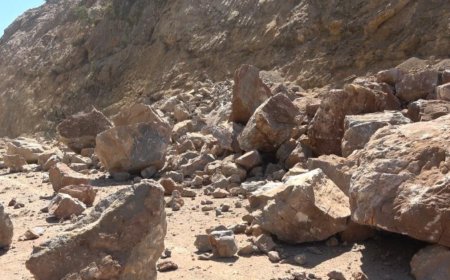 Antalya'nın Alanya ilçesinde kontrollü şekilde patlatılan dinamit sayesinde kaya parçaları yola savruldu.