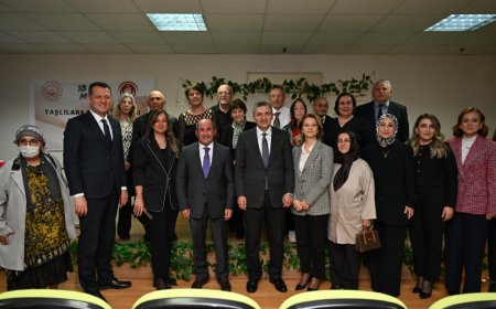Antalya Valisi Hulusi Şahin ve eşi Ebru Şahin, Yaşlılara Saygı İftar Programı'nda Alanya Huzurevi sakinleriyle bir araya geldi.