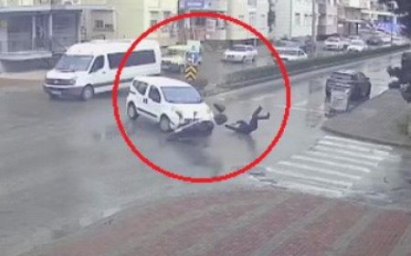 Araçla Çarpan Motosiklet Sürücüsü Yola Savrulup Yaralandı