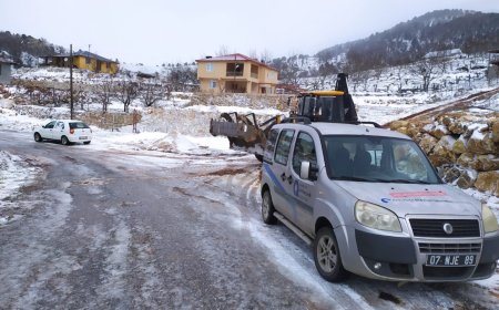 Büyükşehir Belediyesi’nden Alanya’da kar temizleme çalışması