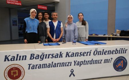 Akdeniz Üniversitesi Tıp Fakültesi öğrencileri, "Haydi Bir Dikiş de Sen At" etkinliğiyle kolon kanserine dikkat çekiyor.