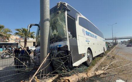 Antalya'da Direksiyonu kilitlenen yolcu otobüsü refüje çıktı