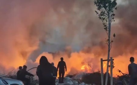 Antalya'da atık malzemelerin bulunduğu boşluk alanda çıkan yangında gökyüzünü dumanlar kapladı.