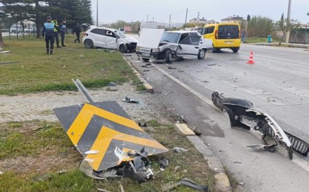 Antalya'da 2 aracın hurdaya döndüğü kazada otomobil sürücüleri yaralandı.