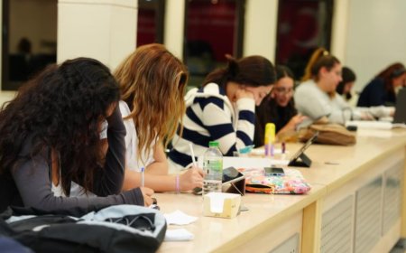 Alanya Eski Belediye Binası’ndaki Meclis Salonu, öğrencilerin 24 saat kullanabileceği bir ders çalışma alanına dönüştürüldü.