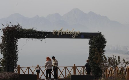 Antalya'da sabah saatlerinden itibaren etkili olan toz taşınımı görüş mesafesini düşürdü.