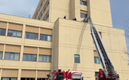 Çıkan Yangında Doktorlar Hastalarını Bırakmadı, Hastalar Oksijen Tüpleriyle Dışarı Çıkarıldı.