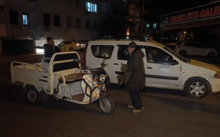 Antalya'da meydana gelen kazada 3 tekerlekli elektrikli bisikleti aynı istikamete seyir halindeki otomobile çarptı.