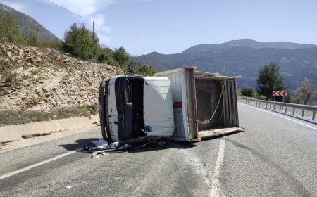 Antalya'da inşaat malzemesi yüklü kamyonet devrildi: 2 yaralı