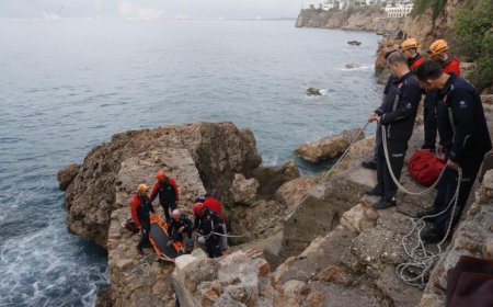 Antalya’da Balık Tutarken Kayalıktan Düşen Kişi, Ekipler Tarafından Kurtarıldı