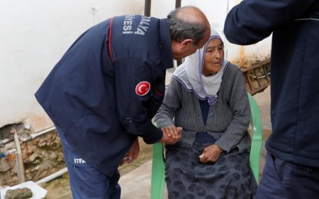 Evleri Yanan Genç Kız, Gözyaşlarına Boğuldu, Yaşlı Kadını İtfaiye Eri Teselli Etti