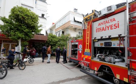Antalya’da bir dairede çamaşır makinesinden çıkan yangın apartman sakinlerini sokağa döktü