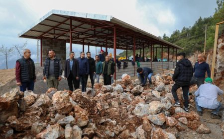 Alanya Akçatı’da imece usulüyle çok amaçlı spor salonu yapılıyor.