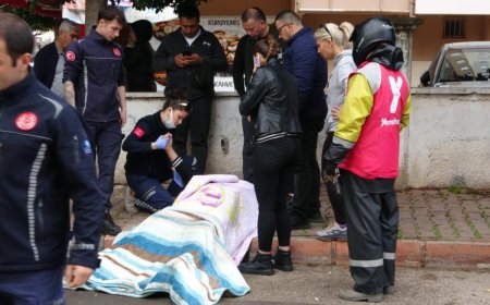 Antalya’da Kazada Yaralanan Sürücüler, Yağmurda Şemsiye ve Battaniye ile Korundu