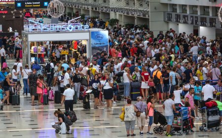 ANTALYA'ya 3 ayda gelen toplam turist sayısı, geçen yıla oranla yüzde 15'lik düşüşle 855 bin 429 oldu.