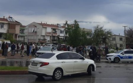 Antalya’da meydana gelen trafik kazası sonrası çıkan kavgada motosiklet sürücüsü araçta bulunan 2 kişiyi bıçakla yaraladı.