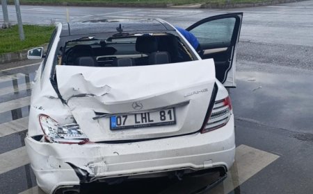 Antalya'da Kırmızı ışıkta durmak için yavaşlayan otomobile yolcu otobüsü çarptı.