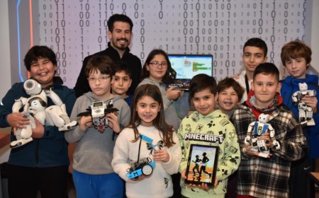 Antalya Bilim Merkezi, robotik kodlama atölyesi ile katılımcılarını yeni uygulamalarla tanıştırıyor.