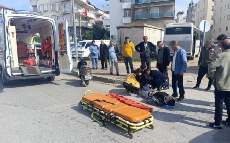 Antalya'nın Manavgat ilçesinde motosiklet ile hafif ticari aracın çarpıştığı kazada 2 kişi yaralandı.