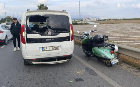 Antalya'da çarpmanın etkisiyle aracın arka camından içeri giren motosiklet sürücüsü, başındaki kask sayesinde ölümden döndü.