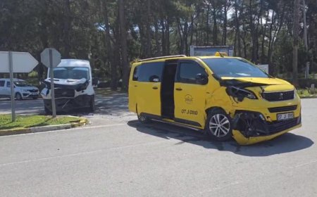 Antalya Manavgat'ta ticari taksi ile kamyonetin çarpıştığı kazada 4 kişi yaralandı.