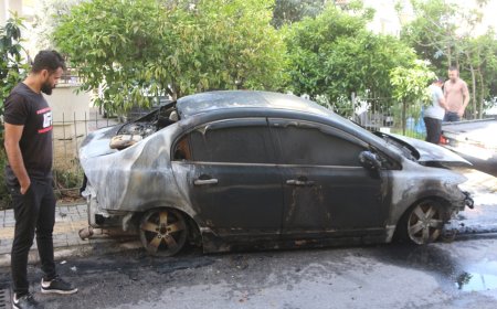 Antalya'nın Alanya ilçesinde park halindeki otomobil çıkan yangında kullanılamaz hale geldi.