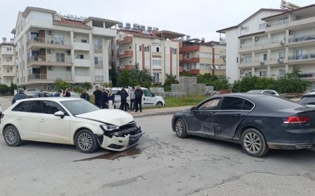 Manavgat ilçesinde 2 otomobilin çarpışması sonucu meydana gelen trafik kazasında 1 kişi yaralandı.