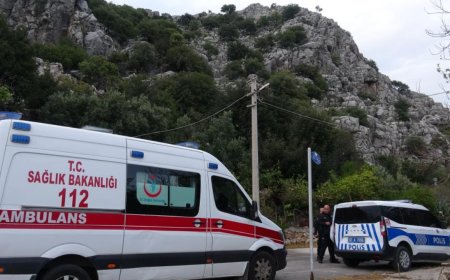 Antalya Konyaaltı'nda Genç, Ekiplerin İkna Çabasıyla Kayalıklardan Kurtarıldı