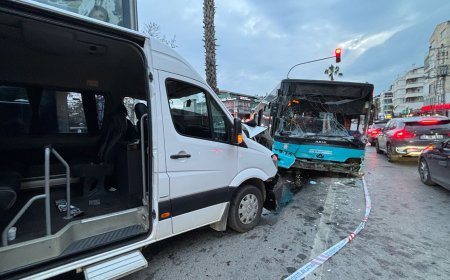 Antalya'da ışık ihlali yapan özel halk otobüsü, karşı yönden gelen yolcu servisine çarptı.