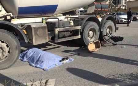 Antalya'nın Alanya ilçesinde beton mikserinin altında kalan bisikletli kadın hayatını kaybetti.