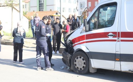 Antalya'da ambulans ile otomobil çarpıştı; 3 yaralı
