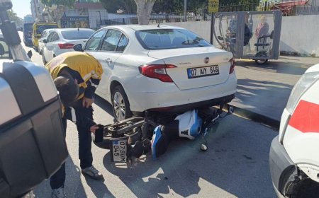 Antalya'da Otomobilin aynasına çarpan motosiklet park halindeki aracın altına girdi: 1 yaralı