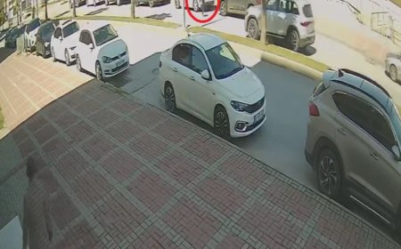 Antalya'da tiyatro gösterisinden çıkan ve aniden yola fırlayan 7 yaşındaki ilkokul öğrencisine otomobil çarptı.