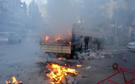 Antalya'da atık malzemelerin yüklü olduğu seyir halindeki kamyonetin kasasında yangın çıktı.