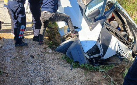 Antalya'nın Serik ilçesinde seyir halindeki minibüsün şarampole devrilmesi sonucu meydana gelen kazada 2 kişi yaralandı.