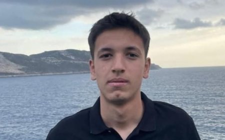 Antalya'nın Demre ilçesinde elektrik direğine çarpan motosikletin 17 yaşındaki sürücüsü hayatını kaybetti.