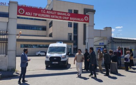 Antalya'da Kamyonla çarpışan motosikletin 16 yaşındaki sürücüsü hayatını kaybetti.