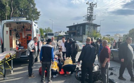 Manavgat’ta Motosiklet ile Tur Aracı Çarpıştı: 1 Yaralı