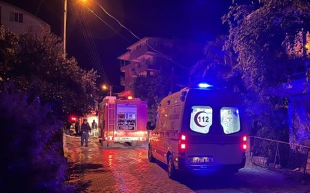 Antalya'nın Serik ilçesinde annesiyle tartışan bir şahıs, öfkesine yenilerek evini ateşe verdi.