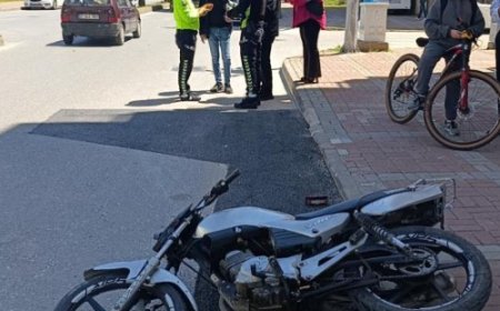 Antalya'nın Manavgat ilçesinde otomobille çarpışan motosikletli yaralandı.