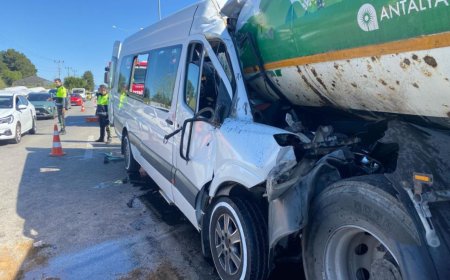Antalya'nın Serik ilçesinde sulama kamyonu ile tur minibüsünün çarpıştığı kazada 6 kişi yaralandı.