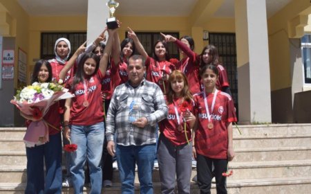 Antalya'da Çiçekçi esnafın desteğine genç sporcular kupayla karşılık verdi.