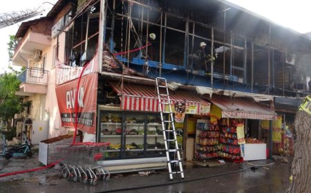 Antalya'da Market Yangını İşletme Sahibine Gözyaşı Döktürdü.