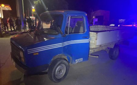 Antalya'nın Kaş ilçesinde kamyonet ile motosikletin çarpıştığı kazada 1 kişi hayatını kaybetti.