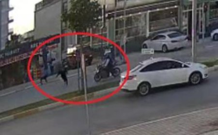 Antalya'nın Serik ilçesinde sahipsiz köpekten korkarak yola fırlayan 10 yaşındaki çocuğa motosiklet çarptı.