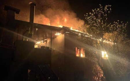 Antalya'nın Kaş ilçesinde bir evin bacasından çıkan yangında 2 katlı ev kullanılamaz hale geldi.