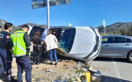 Antalya-Konya karayolunda 2 otomobilin çarpışması sonucu meydana gelen kazada 2 kişi yaralandı.
