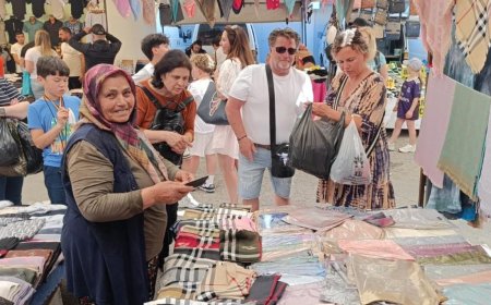 Antalya'da hediyelik eşya alışverişi yapan turistler, esnafı mutlu etti.