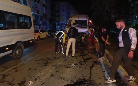 Manavgat’ta Zincirleme Kaza: 2 Araç Hurdaya Döndü, 2 Yaralı
