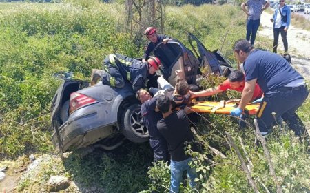 Antalya’da şerit değiştirdiği sırada bariyerlere çarparak takla atan otomobil sulama kanalına düştü.